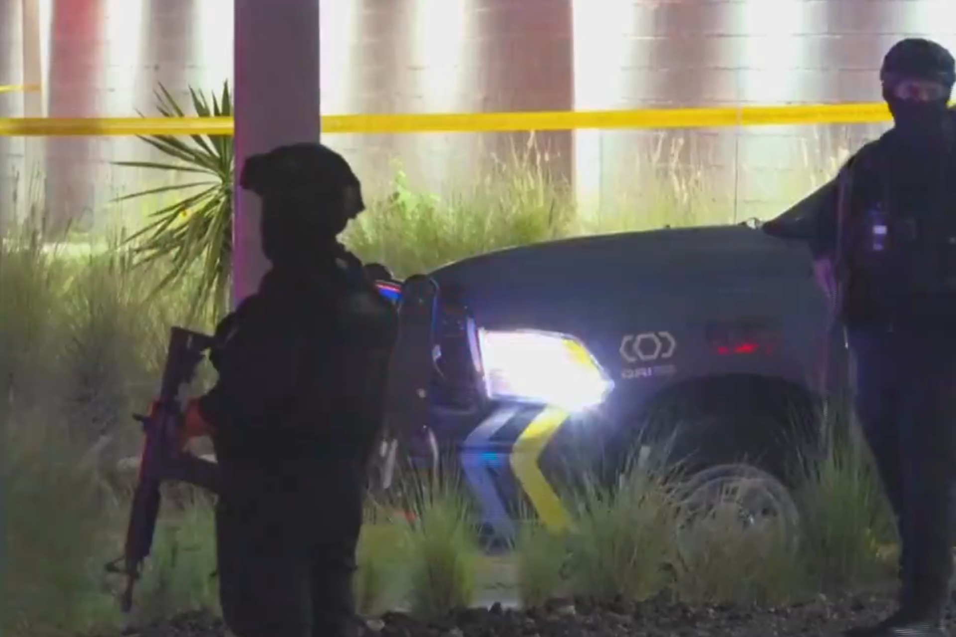 Durante el intercambio de disparos, dos agentes de la Fiscalía estatal resultaron lesionados por impactos de bala, por lo que fueron trasladados a un hospital cercano.