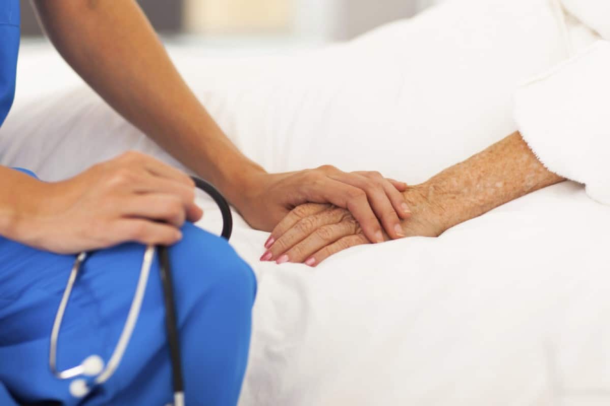 De acuerdo con la iniciativa, la Secretaría de Salud será la encargada de emitir la normatividad correspondiente, en la que se definirán requisitos, formatos, procedimientos y tiempos de reflexión antes de autorizar la práctica.