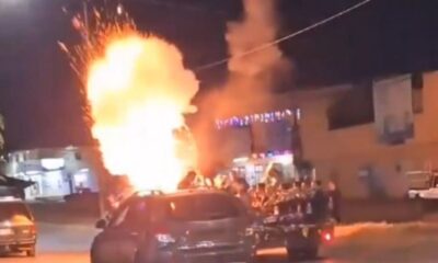 Un mal manejo provocó que uno de los cohetes cayera dentro de una camioneta en la que viajaban un cuadro de la Virgen María y un grupo musical, generando una explosión que dejó a por lo menos seis músicos con quemaduras.