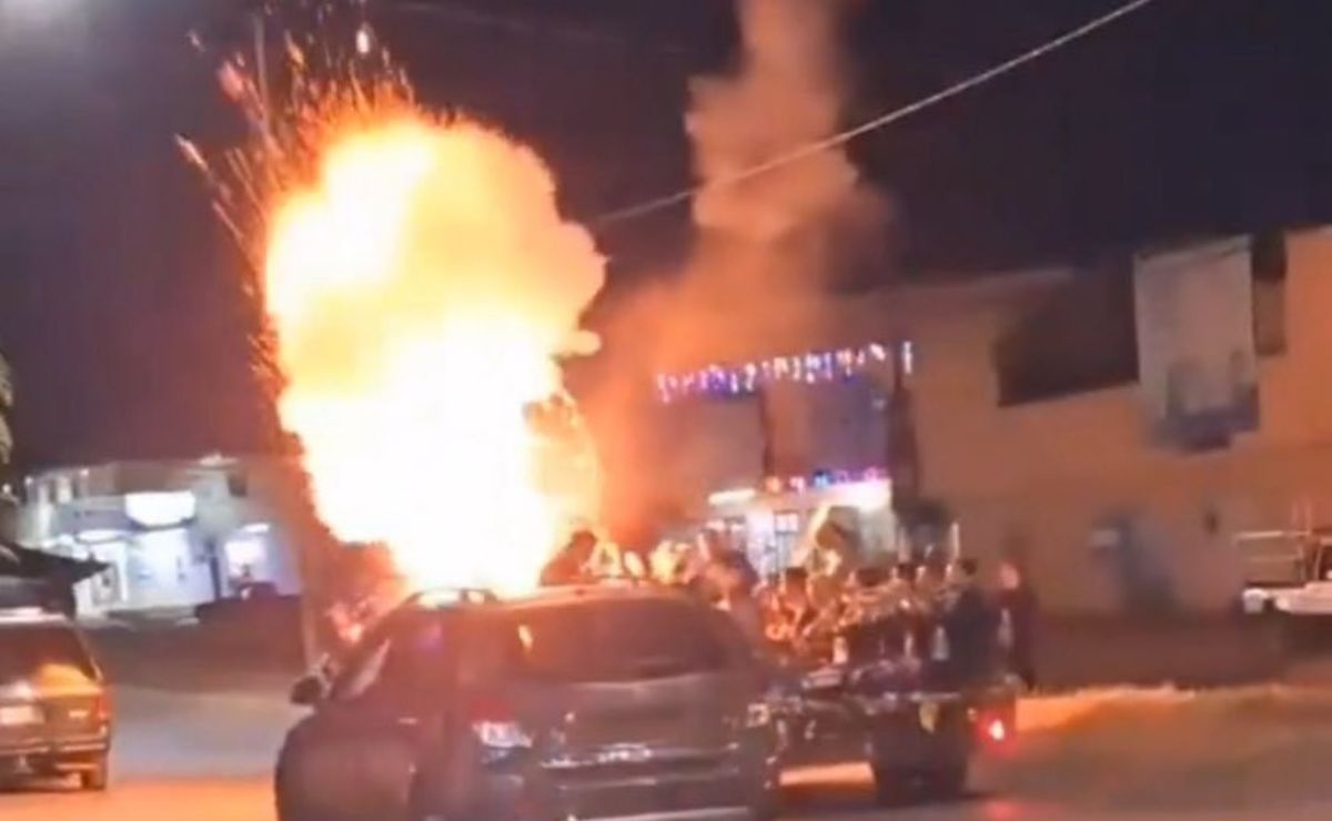 Un mal manejo provocó que uno de los cohetes cayera dentro de una camioneta en la que viajaban un cuadro de la Virgen María y un grupo musical, generando una explosión que dejó a por lo menos seis músicos con quemaduras.