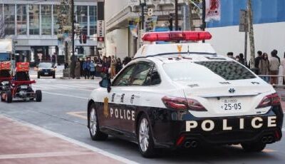 La policía de la prefectura de Shizuoka informó que el presunto atacante, un hombre de 38 años, fue detenido en el lugar y enfrenta cargos por intento de asesinato