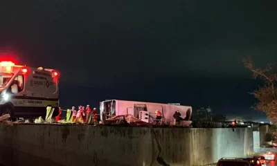 El percance ocurrió cuando el camión de la ruta 611 perdió el control y terminó volcado sobre una de las principales vialidades de Apodaca.