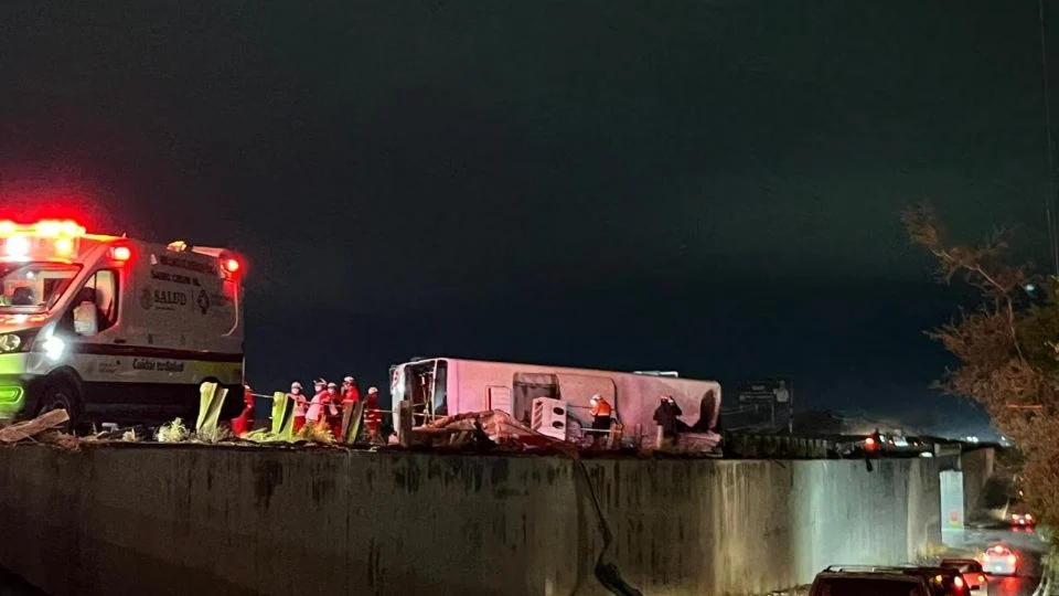 El percance ocurrió cuando el camión de la ruta 611 perdió el control y terminó volcado sobre una de las principales vialidades de Apodaca.