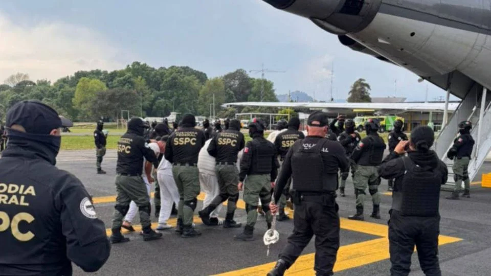 García Harfuch detalló que en este periodo se han detenido 38,700 personas, asegurado 311 toneladas de droga, más de 4 millones de pastillas de fentanilo, 1,760 laboratorios de metanfetamina y 20,000 armas, y aseguró que se mantendrá una supervisión permanente en Sinaloa y Michoacán.