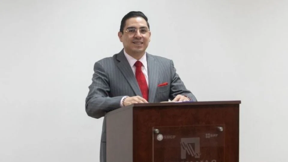 Sheinbaum confirmó el despido de un alto mando en Aduanas y aseguró que no hay encubrimientos. En paralelo, reveló investigaciones contra empresarios de EU por huachicol fiscal.