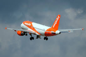 Testimonios de pasajeros señalaron que la mujer presentaba una postura corporal inerte y que sus acompañantes insistieron en permitir el abordaje, incluso asegurando ser médicos para tranquilizar al personal de tierra.