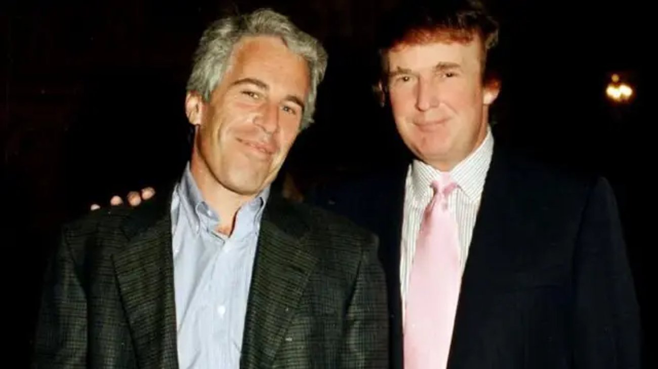 En uno de los vuelos de 1993, Trump y Epstein figuraron como los únicos pasajeros, mientras que en otro viajaron junto a una mujer de 20 años cuyo nombre fue censurado