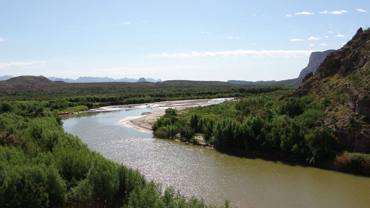 En la mesa de negociación participan funcionarios de ambos países, incluidos Julio Berdegué, Roberto Velasco y Efraín Morales por México, así como Brooke Rollins y Christopher Landau por Estados Unidos.
