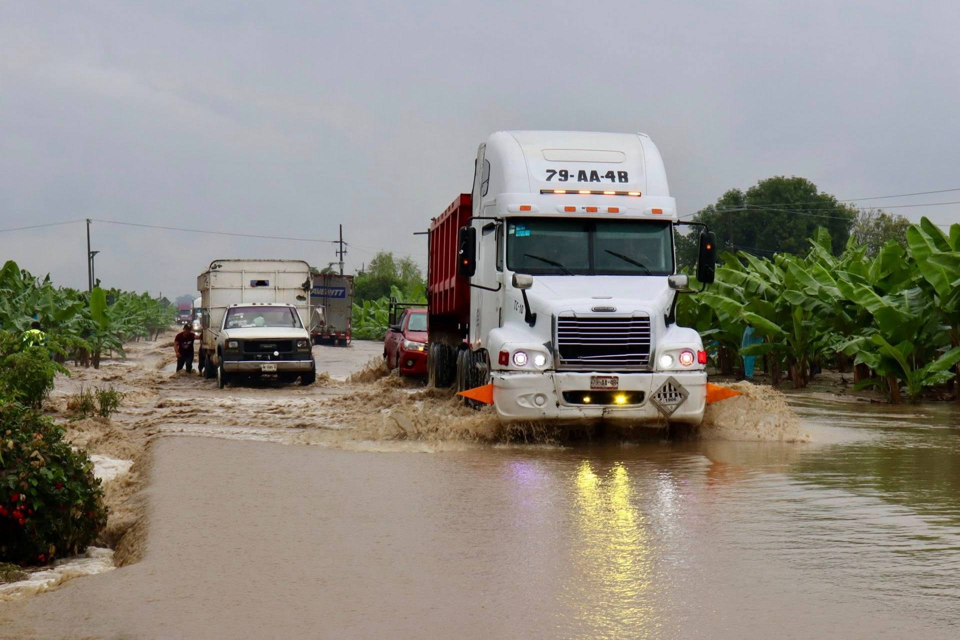 Tacotalpa también enfrenta complicaciones por el aumento del nivel de los ríos Oxolotán y Amatán, así como por el desbordamiento de un arroyo en la zona conocida como Paraíso y un deslizamiento de tierra en la comunidad de Buena Vista