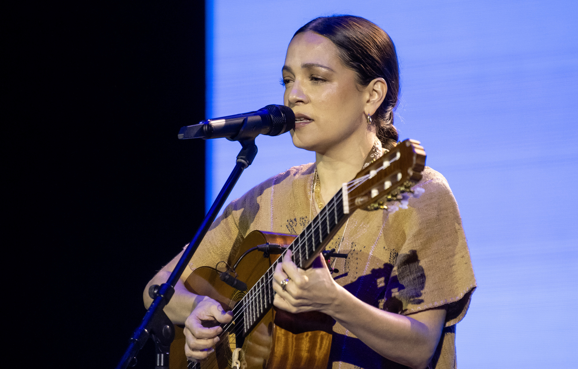 La selección también reconoce Vendrán suaves lluvias, de Silvana Estrada, en el puesto siete, destacando su capacidad para transformar pensamientos íntimos en canciones conmovedoras
