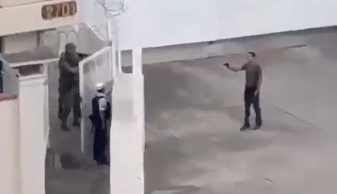 Una vez asegurado el lugar, personal de sanidad naval brindó atención médica al individuo, quien posteriormente fue trasladado a un hospital