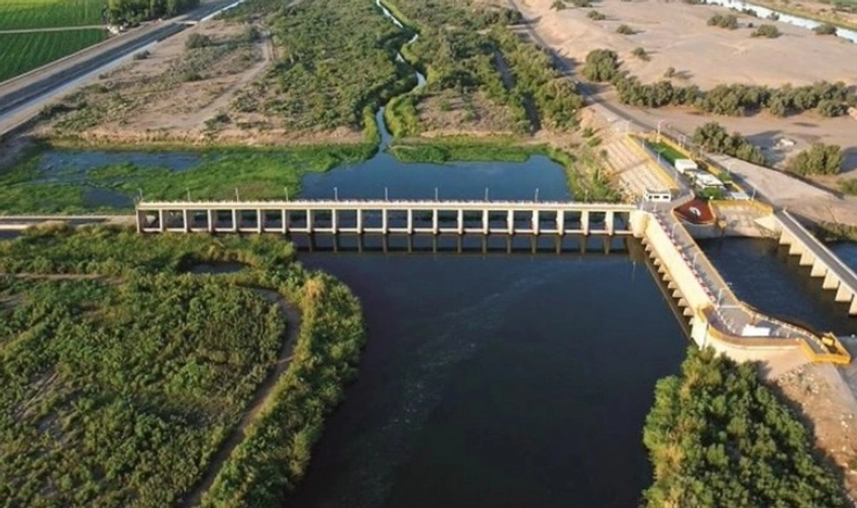 El Tratado de 1944 establece que México debe entregar a Estados Unidos, en periodos de cinco años, una tercera parte de los excedentes de seis ríos que alimentan al río Bravo.