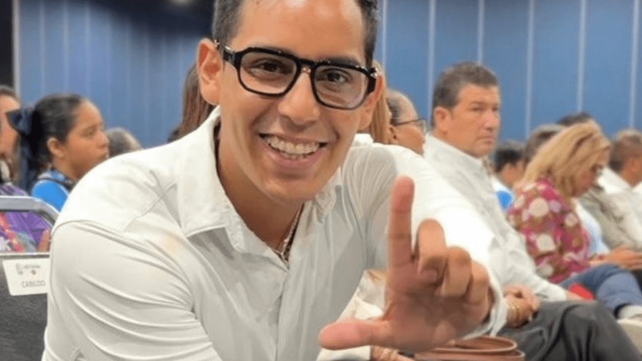 Según reportes preliminares, personal de limpieza del edificio encontró el cuerpo y notificó de inmediato a las autoridades