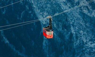 Bomberos, en coordinación con el Cuerpo Nacional de Rescate Alpino y la Guardia de Finanza, desplegaron dos helicópteros para rescatar a los usuarios que permanecían atrapados en la parte alta del monte, entre los que se encontraban algunos niños.