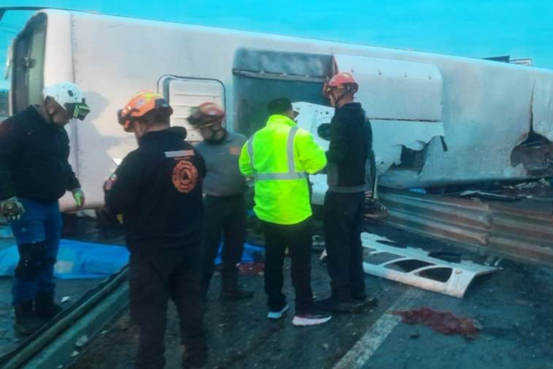 Hasta el momento, ninguna autoridad ha informado oficialmente sobre las causas que originaron la volcadura del camión.