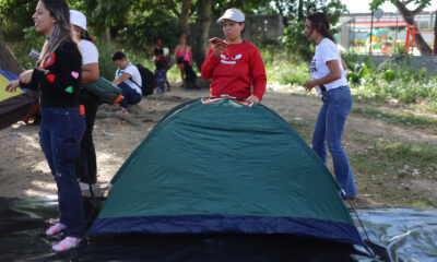 La ONG Foro Penal, especializada en seguimiento de presos políticos, confirmó hasta este lunes la excarcelación de 56 personas, mientras que la Plataforma Unitaria Democrática (PUD) contabilizó 73 liberaciones con nombres ya verificados por familiares y activistas.