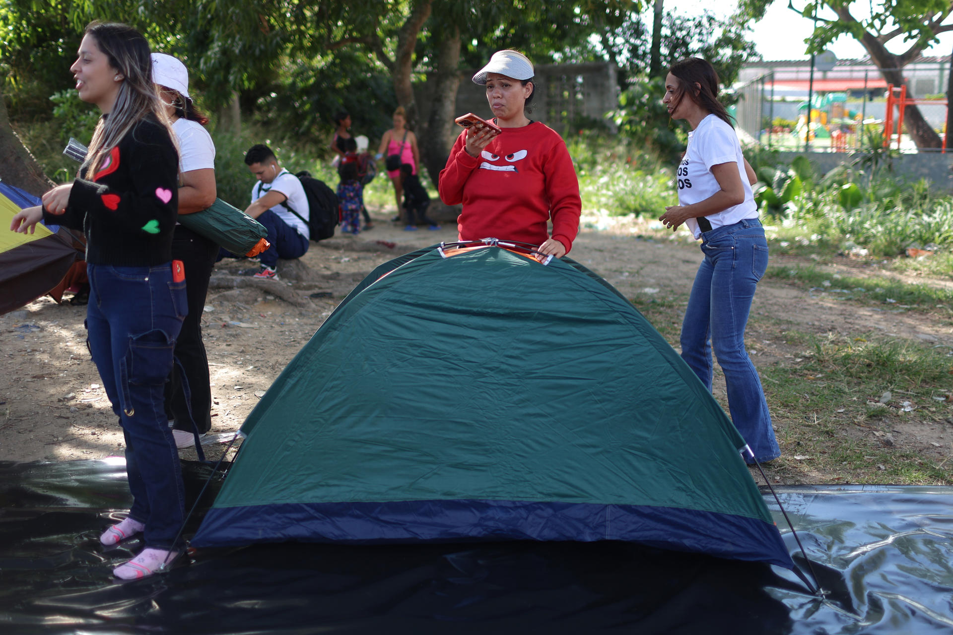 La ONG Foro Penal, especializada en seguimiento de presos políticos, confirmó hasta este lunes la excarcelación de 56 personas, mientras que la Plataforma Unitaria Democrática (PUD) contabilizó 73 liberaciones con nombres ya verificados por familiares y activistas.