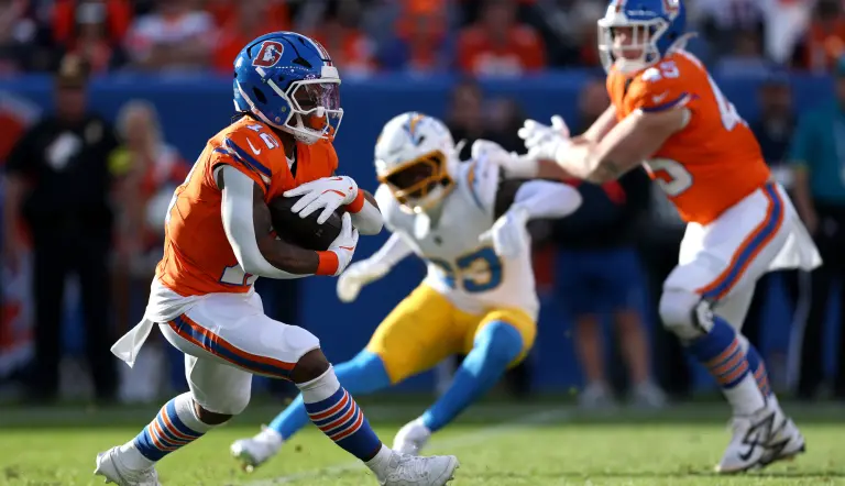 En la AFC, los Denver Broncos aseguraron el primer sembrado tras vencer 19-3 a Los Angeles Chargers, respaldados por una defensa dominante y la localía en el Empower Field at Mile High.