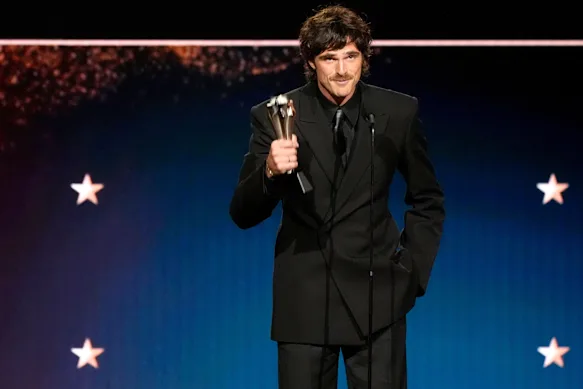 Aunque el triunfo de Elordi acaparó reflectores, la gran vencedora de la noche fue “Una Batalla Tras Otra” (One Battle After Another), de Paul Thomas Anderson, que obtuvo los premios a Mejor Película, Mejor Director y Mejor Guión Adaptado