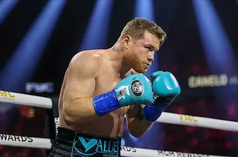 El regreso de Álvarez se dará casi un año después de haber perdido los títulos de la división supermediana el pasado 25 de septiembre, cuando fue superado por el estadounidense Terrence Crawford.