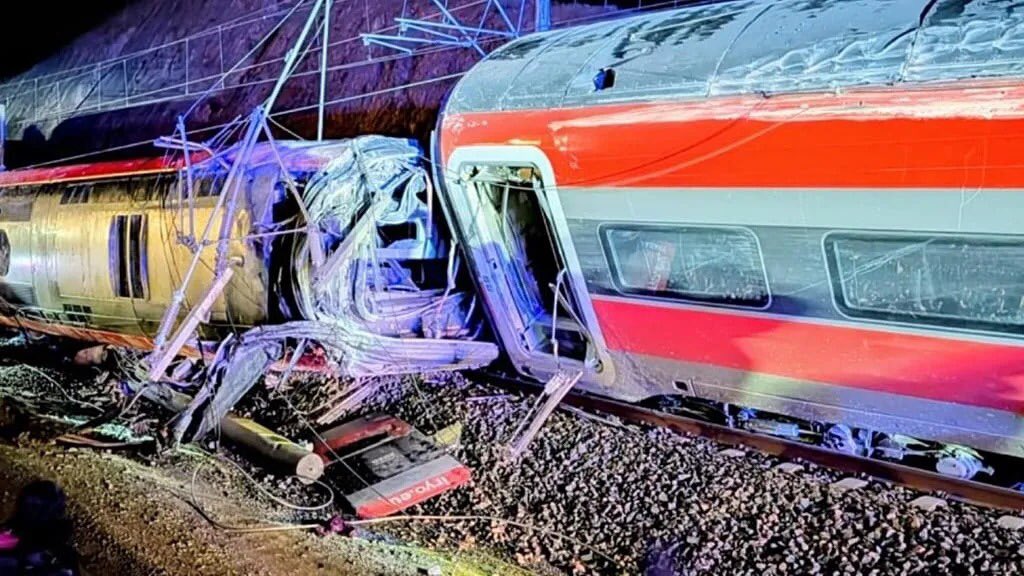 El accidente ocurrió la tarde del domingo, cuando un tren de la compañía Iryo, que viajaba de Málaga a Madrid con 317 personas a bordo, descarriló e invadió la vía contigua, provocando el choque con otro convoy