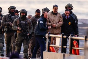 Maduro y su esposa, Cilia Flores, fueron escoltados por autoridades federales rumbo al tribunal, donde escucharán cargos este mediodía ante la Corte de Nueva York.