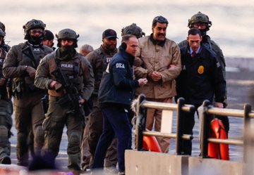 Maduro y su esposa, Cilia Flores, fueron escoltados por autoridades federales rumbo al tribunal, donde escucharán cargos este mediodía ante la Corte de Nueva York.