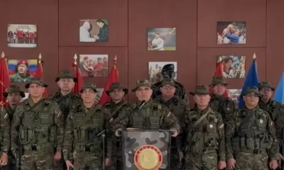 El pronunciamiento fue realizado por el ministro de Defensa, Vladimir Padrino, quien ofreció un mensaje acompañado por altos mandos militares y calificó la detención del mandatario como un “secuestro”.