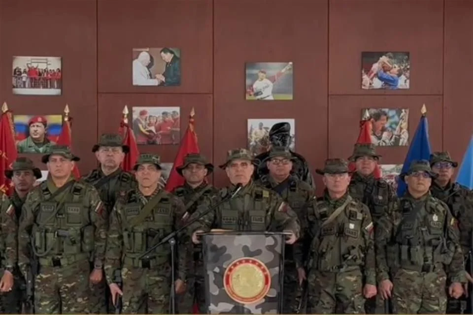 El pronunciamiento fue realizado por el ministro de Defensa, Vladimir Padrino, quien ofreció un mensaje acompañado por altos mandos militares y calificó la detención del mandatario como un “secuestro”.