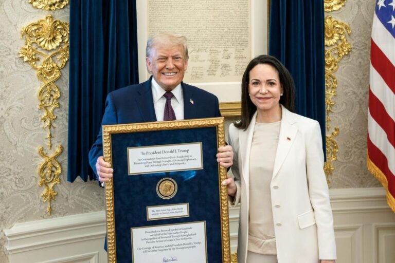 Trump recibió la medalla durante una reunión en la Casa Blanca, pese a que el Comité Noruego del Nobel ha reiterado que el premio no es transferible ni compartible.