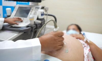 El recién nacido, quien llegó al mundo de manera prematura, se mantiene con vida y también permanece internado