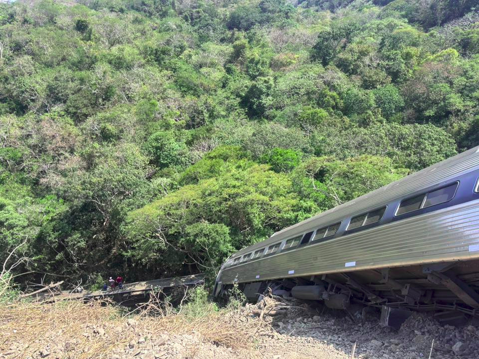 El tren circulaba a 111 kilómetros por hora en tramos rectos, donde el límite permitido era de 70 km/h, y en la zona de curvas avanzaba a 65 km/h, cuando debía hacerlo a un máximo de 50 km/h.