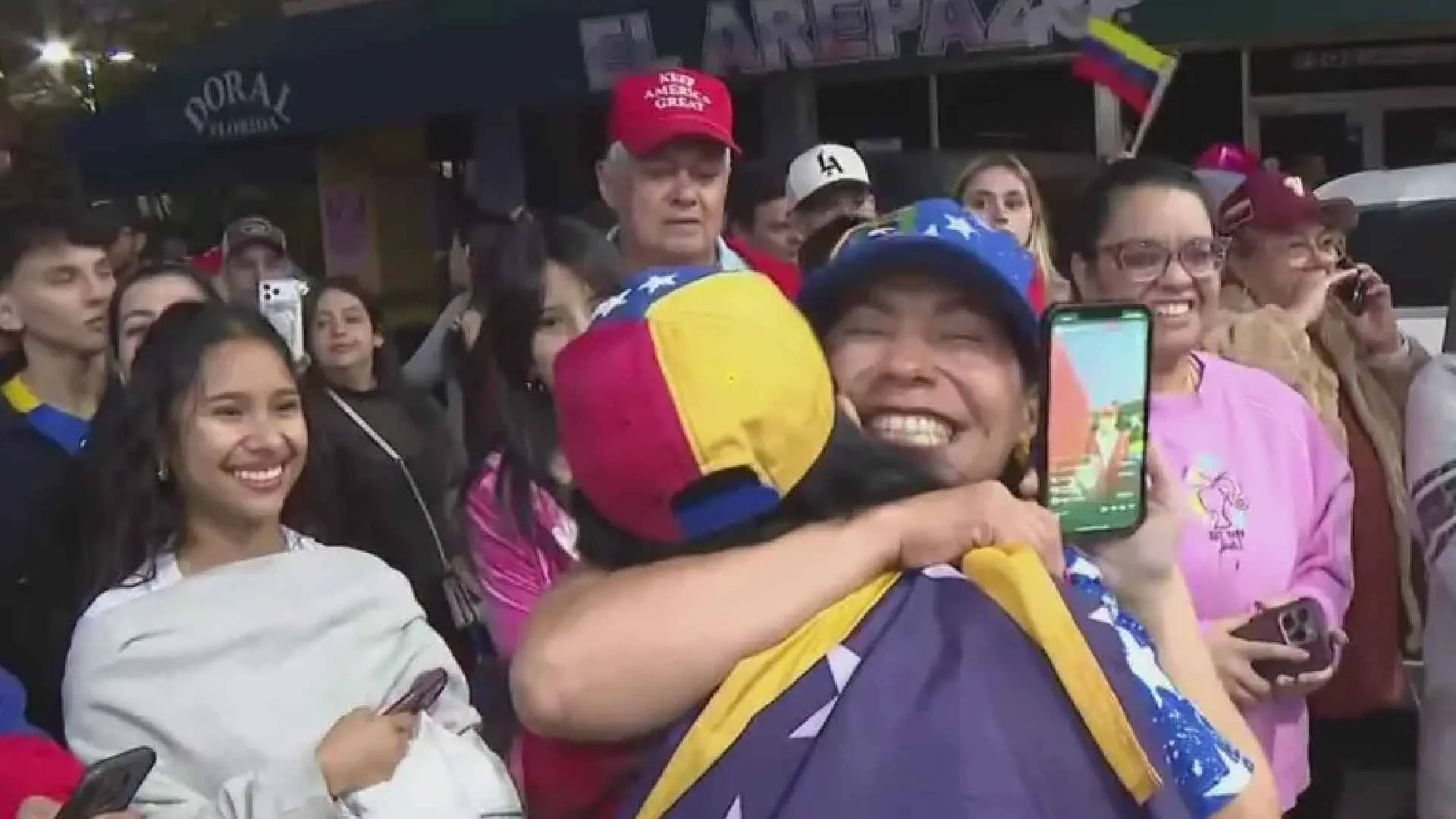 En Santiago de Chile, miles de venezolanos se congregaron en el Parque Almagro y en la zona conocida como “Little Caracas”, donde ondearon banderas, cantaron y lloraron de emoción