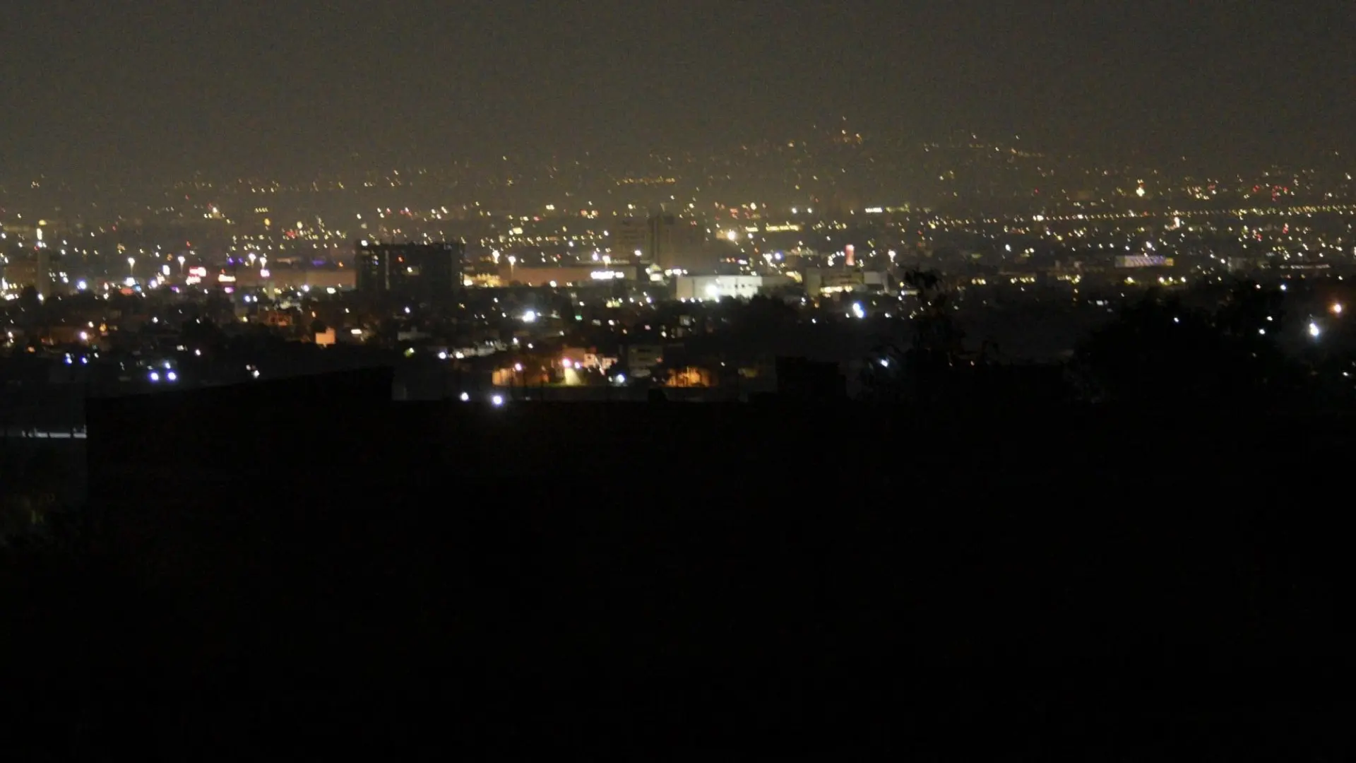 La CFE señaló que, ante este escenario, ha implementado una serie de acciones preventivas con el objetivo de minimizar los riesgos operativos y garantizar el suministro eléctrico a la población.