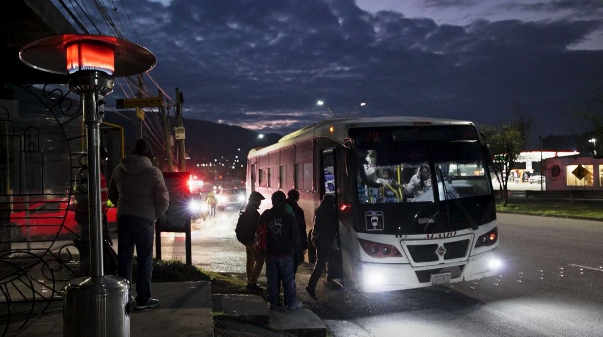 A través de un video difundido en redes sociales, el alcalde explicó que el operativo inició desde la madrugada para apoyar a las personas que salen muy temprano de sus hogares