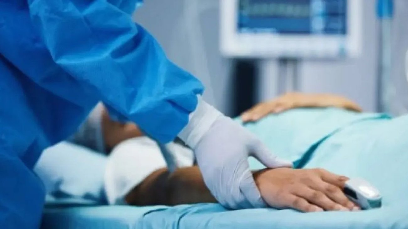 De acuerdo con las investigaciones, la acusada habría retirado de manera intencional el oxímetro de pulso a tres pacientes durante al menos dos turnos nocturnos