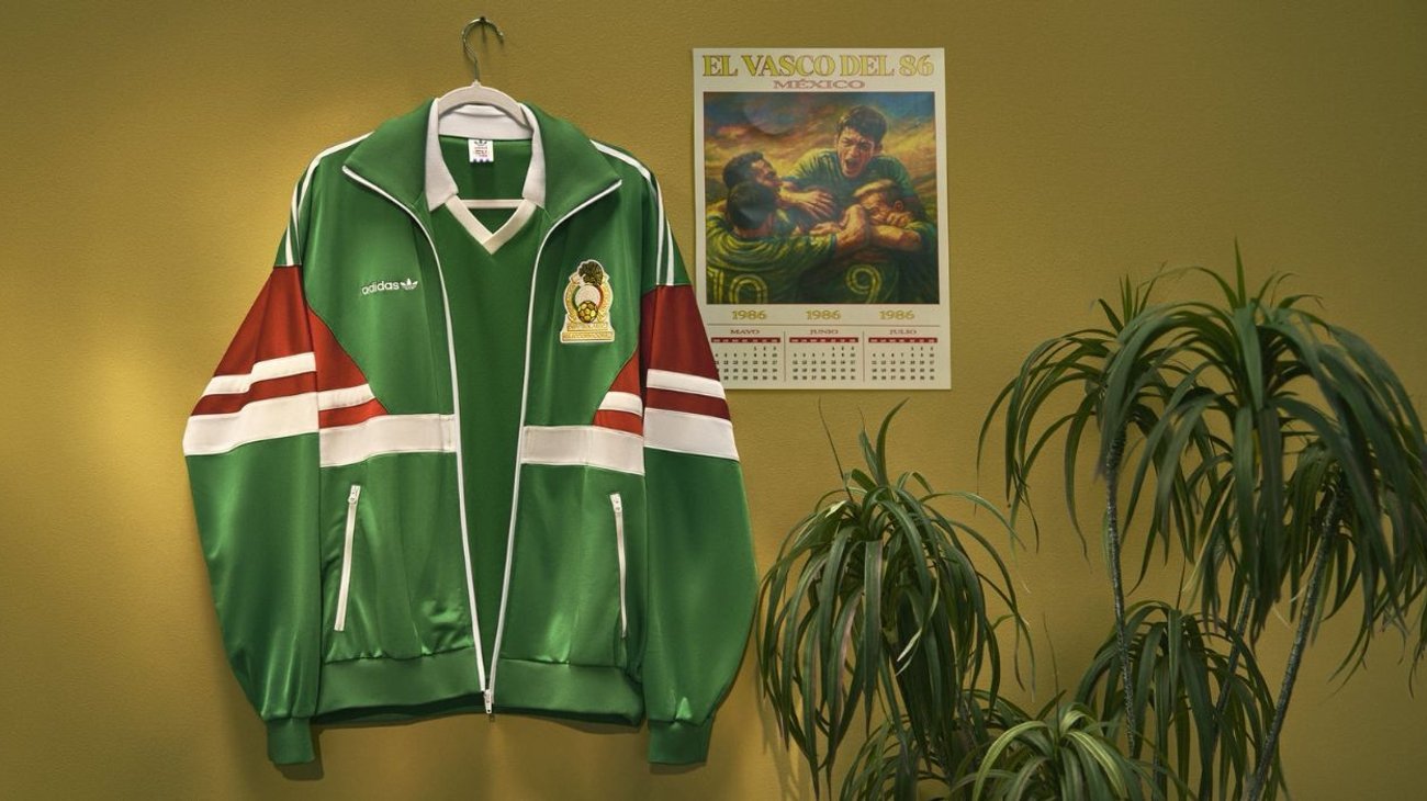 Fue la camiseta que portaron figuras como Hugo Sánchez, Manuel Negrete y Pablo Larios, cuando México alcanzó los cuartos de final y se quedó a un paso del histórico quinto partido, dejando una huella imborrable en la memoria colectiva.