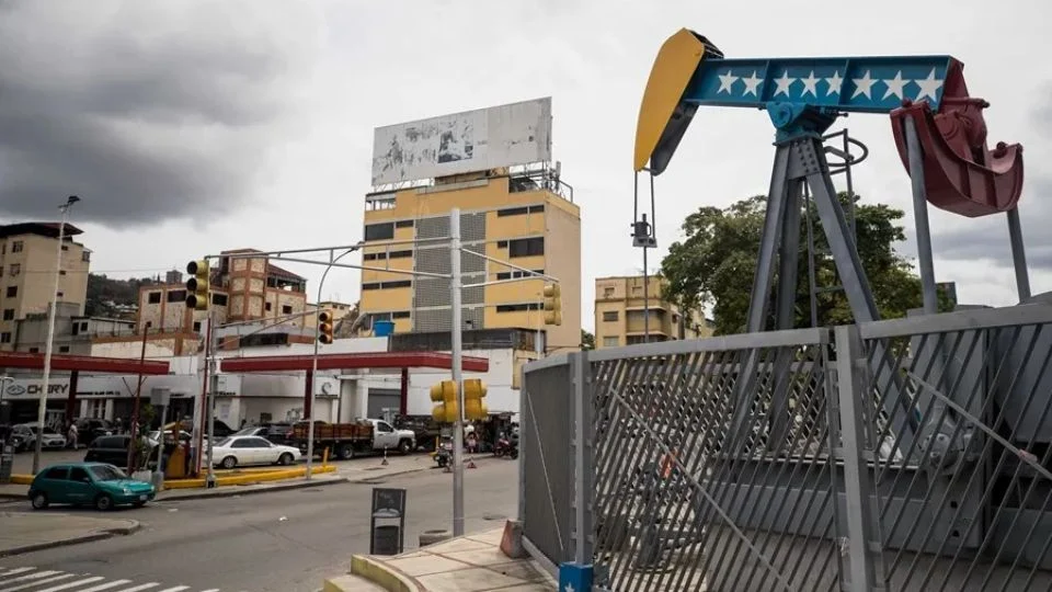 La Casa Blanca también ha señalado que el acuerdo incluiría crudo sancionado y almacenado en buques, con la intención de que su venta beneficie tanto a Venezuela como a Estados Unidos.