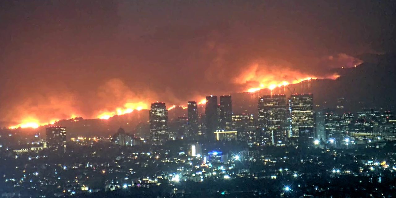 El desastre natural más costoso de 2025 fueron los incendios en Los Ángeles, ocurridos en enero, que dejaron pérdidas por 53 mil millones de dólares, de los cuales 40 mil millones estaban asegurados