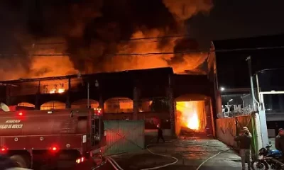 El siniestro ocurrió entre la avenida Guadalupe I. Ramírez y la calle Ejido, donde elementos del Heroico Cuerpo de Bomberos desplegaron más de 20 efectivos y ocho unidades para combatir el fuego