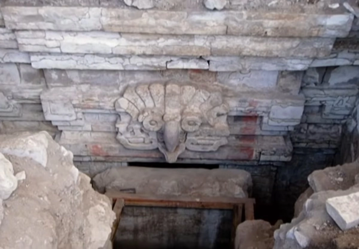 Durante la conferencia matutina realizada en el puerto de Veracruz, la mandataria detalló que la tumba posee una arquitectura monumental, con una entrada decorada por un búho