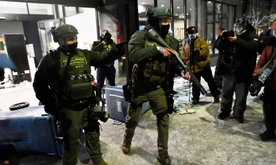 El estado de Minnesota, junto con las ciudades de Mineápolis y St. Paul, argumentaron que los agentes federales, en su mayoría enmascarados y fuertemente armados, han incurrido en conductas ilegales.