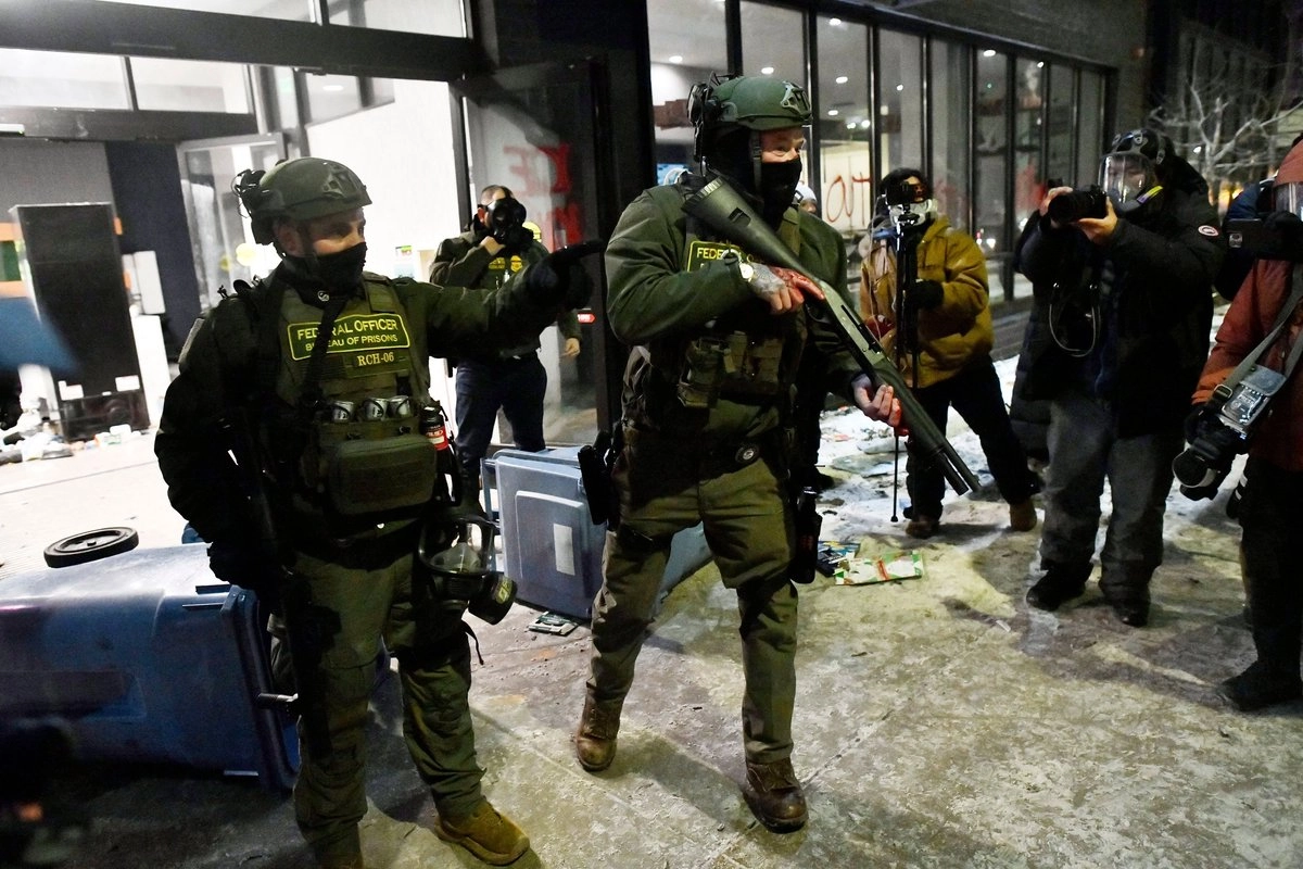 El estado de Minnesota, junto con las ciudades de Mineápolis y St. Paul, argumentaron que los agentes federales, en su mayoría enmascarados y fuertemente armados, han incurrido en conductas ilegales.