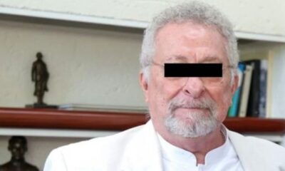 Vinculan a proceso a exrector de la Uacam por narcomenudeo; seguirá en libertad José Alberto Abud, exrector de la Universidad Autónoma de Campeche (Uacam), su chofer y uno de sus colaboradores fueron vinculados a proceso por delitos contra la salud en la modalidad de narcomenudeo, en su variante de posesión simple. La resolución fue emitida por la jueza de control Guadalupe Martínez, quien determinó que los imputados continúen el proceso en libertad, bajo la medida cautelar de firmar periódicamente ante la autoridad judicial y con la prohibición de salir del estado. Durante la audiencia, la defensa argumentó que no existen datos de prueba fehacientes que acrediten el delito, particularmente la ausencia de videos de las cámaras de los policías estatales que realizaron la detención. El abogado Edwin Trejo señaló que no hay evidencia que confirme que las 10 dosis de cocaína estaban en los portavasos de la camioneta en la que viajaba Abud, como se asentó en el informe policial, además de cuestionar los protocolos de aseguramiento del vehículo. Pese a estos señalamientos, la jueza determinó la vinculación a proceso. Ante ello, la defensa anunció que promoverá un amparo indirecto al considerar que la resolución carece de sustento probatorio suficiente. Asimismo, indicó que el exrector está dispuesto a someterse a una prueba antidoping, siempre y cuando la autoridad presente el material videográfico correspondiente.