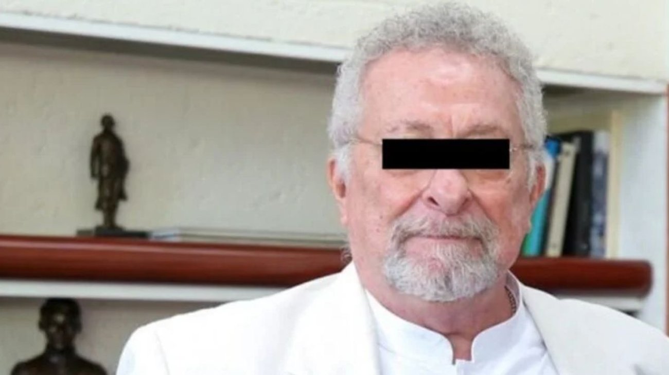 Vinculan a proceso a exrector de la Uacam por narcomenudeo; seguirá en libertad José Alberto Abud, exrector de la Universidad Autónoma de Campeche (Uacam), su chofer y uno de sus colaboradores fueron vinculados a proceso por delitos contra la salud en la modalidad de narcomenudeo, en su variante de posesión simple. La resolución fue emitida por la jueza de control Guadalupe Martínez, quien determinó que los imputados continúen el proceso en libertad, bajo la medida cautelar de firmar periódicamente ante la autoridad judicial y con la prohibición de salir del estado. Durante la audiencia, la defensa argumentó que no existen datos de prueba fehacientes que acrediten el delito, particularmente la ausencia de videos de las cámaras de los policías estatales que realizaron la detención. El abogado Edwin Trejo señaló que no hay evidencia que confirme que las 10 dosis de cocaína estaban en los portavasos de la camioneta en la que viajaba Abud, como se asentó en el informe policial, además de cuestionar los protocolos de aseguramiento del vehículo. Pese a estos señalamientos, la jueza determinó la vinculación a proceso. Ante ello, la defensa anunció que promoverá un amparo indirecto al considerar que la resolución carece de sustento probatorio suficiente. Asimismo, indicó que el exrector está dispuesto a someterse a una prueba antidoping, siempre y cuando la autoridad presente el material videográfico correspondiente.