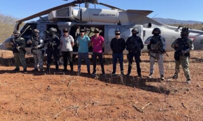 En el operativo se aseguraron una ametralladora, un fusil Barrett, ocho armas largas, cargadores, municiones, alrededor de 14 mil pastillas de fentanilo, dosis de metanfetamina, cinco vehículos con reporte de robo y un centro de producción de drogas sintéticas