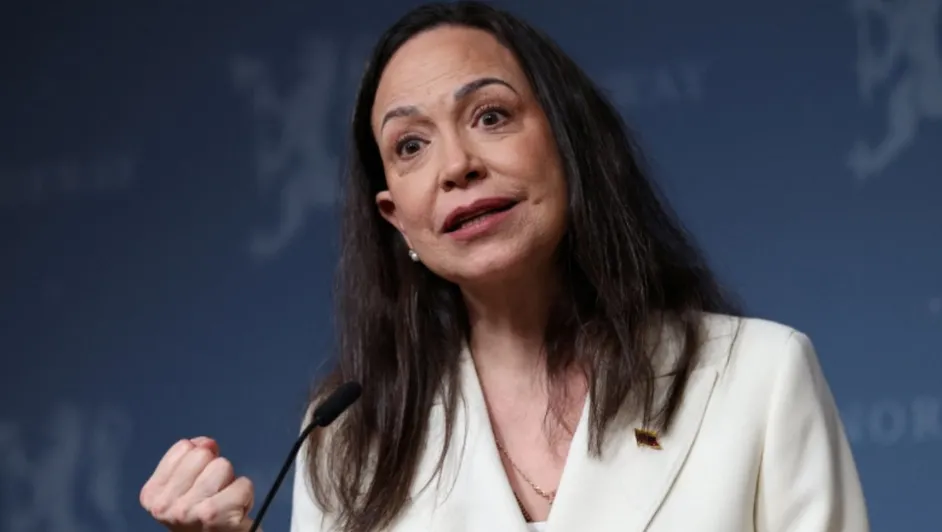 En una serie de mensajes difundidos en su cuenta de X, la dirigente opositora destacó que la lucha contra el gobierno de Maduro ha sido el resultado de años de resistencia y sacrificio, y afirmó que “lo que tenía que pasar, está pasando”.