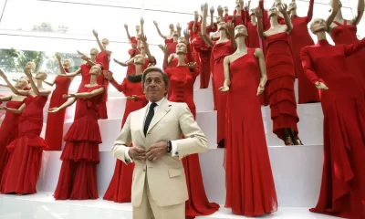 Valentino construyó un imperio creativo que elevó el color rojo a símbolo universal de elegancia, dando origen al célebre “rojo Valentino”.
