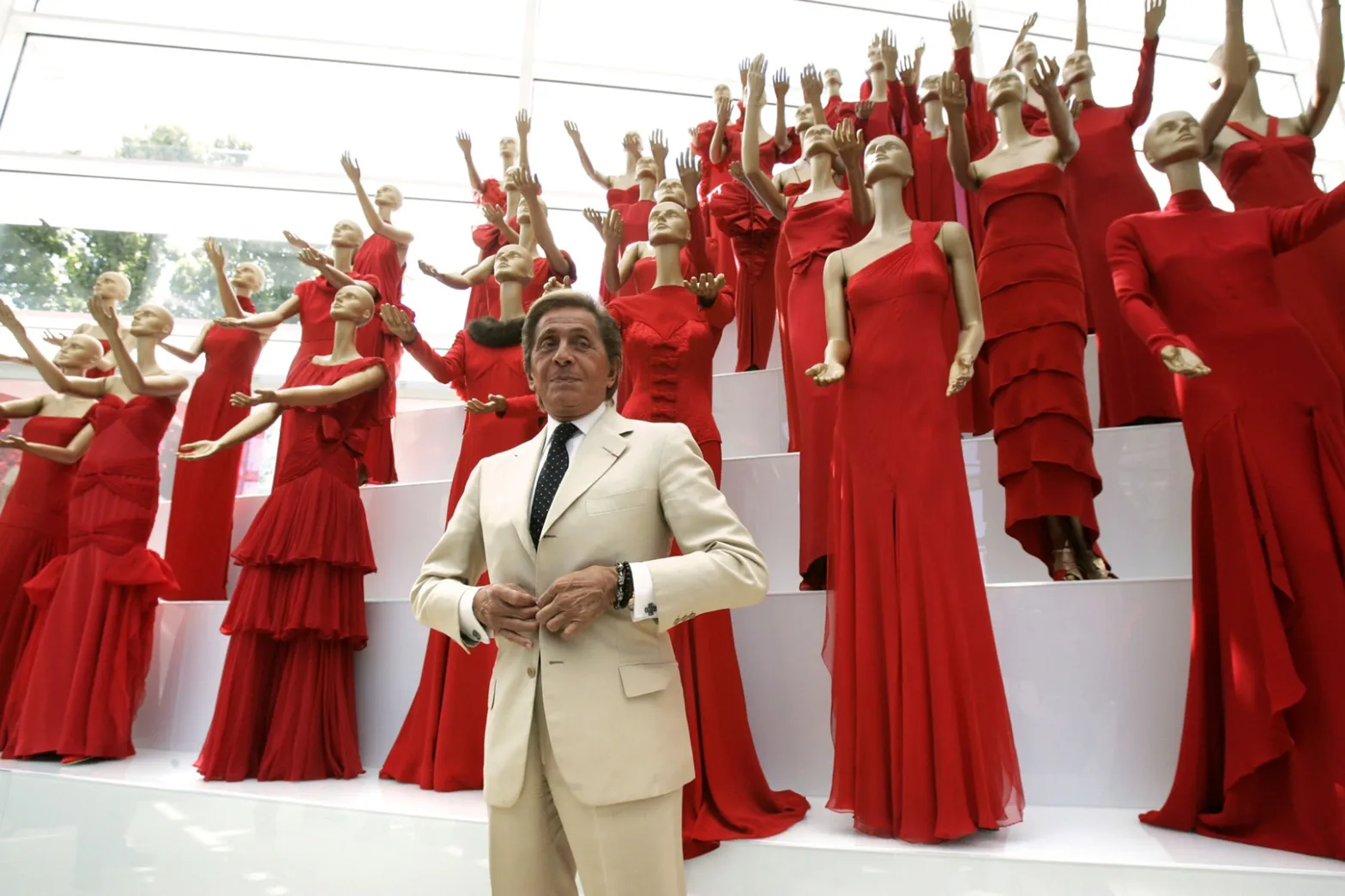 Valentino construyó un imperio creativo que elevó el color rojo a símbolo universal de elegancia, dando origen al célebre “rojo Valentino”.