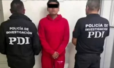 En las imágenes, el joven, identificado como Ulises Enrique C., aparece con las manos ensangrentadas y portando un cuchillo, además de grabarse junto a un hombre que yacía sin vida en el piso.